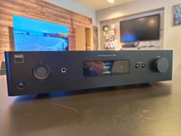 NAD C 658 Vorverstärker (in der Farbe Graphit) mit BluOS