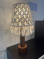 Tischleuchte / Tischlampe aus Treibholz und Makramee