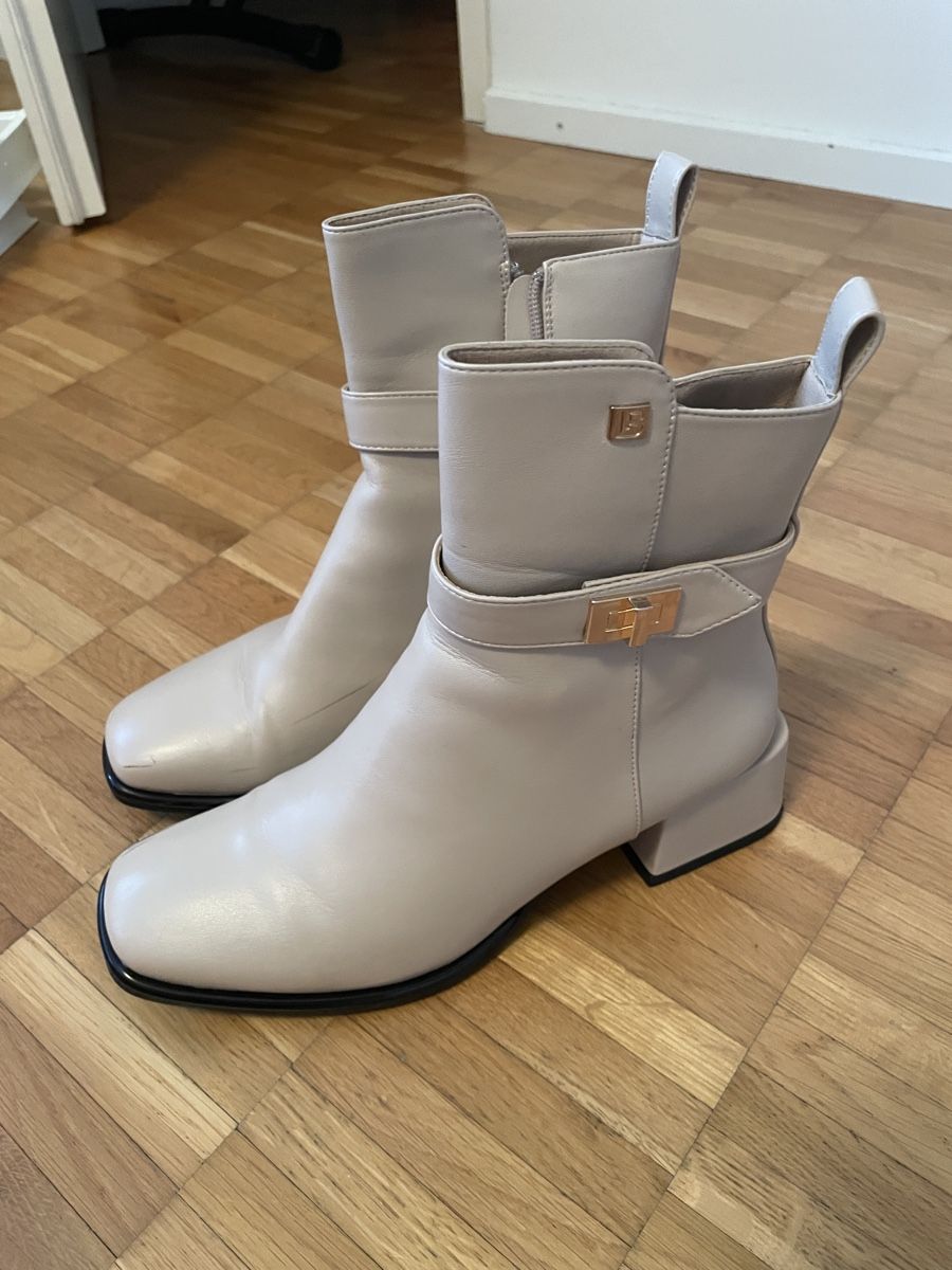 Laura Biagiotti Scarpe da donna: Laura Biagiotti leather Boots Beige Size 38 – Usato da Neuchatel venduto da shi_9fzw 2