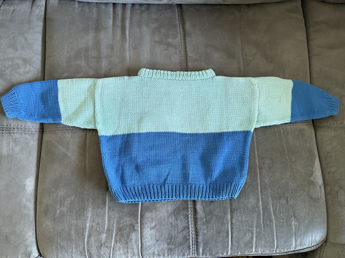 Maglioni & Felpe: Handgestrickter Kinderpullover mit Schmetterling, ca. 6-12Mt – Usato da Zwillikon venduto da Eni88 1