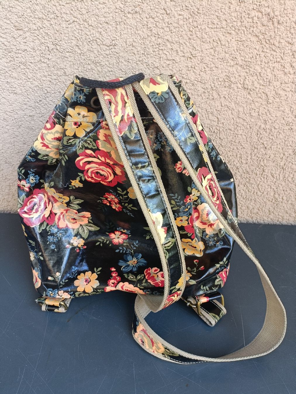 Rucksäcke: Rucksack Tulip by Candy Flowers Blumen Muster Lackoptik – Gebraucht aus Zollikofen von Prisma11 1