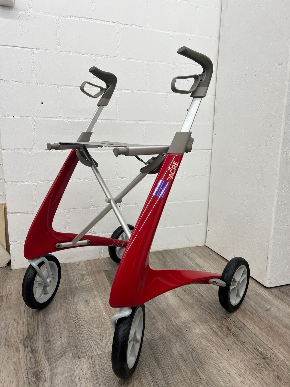 Gehhilfen: Rollator ACRE Carbon Ultralight erdberrenrot – Neu (gemäss Beschreibung) aus Steffisburg von