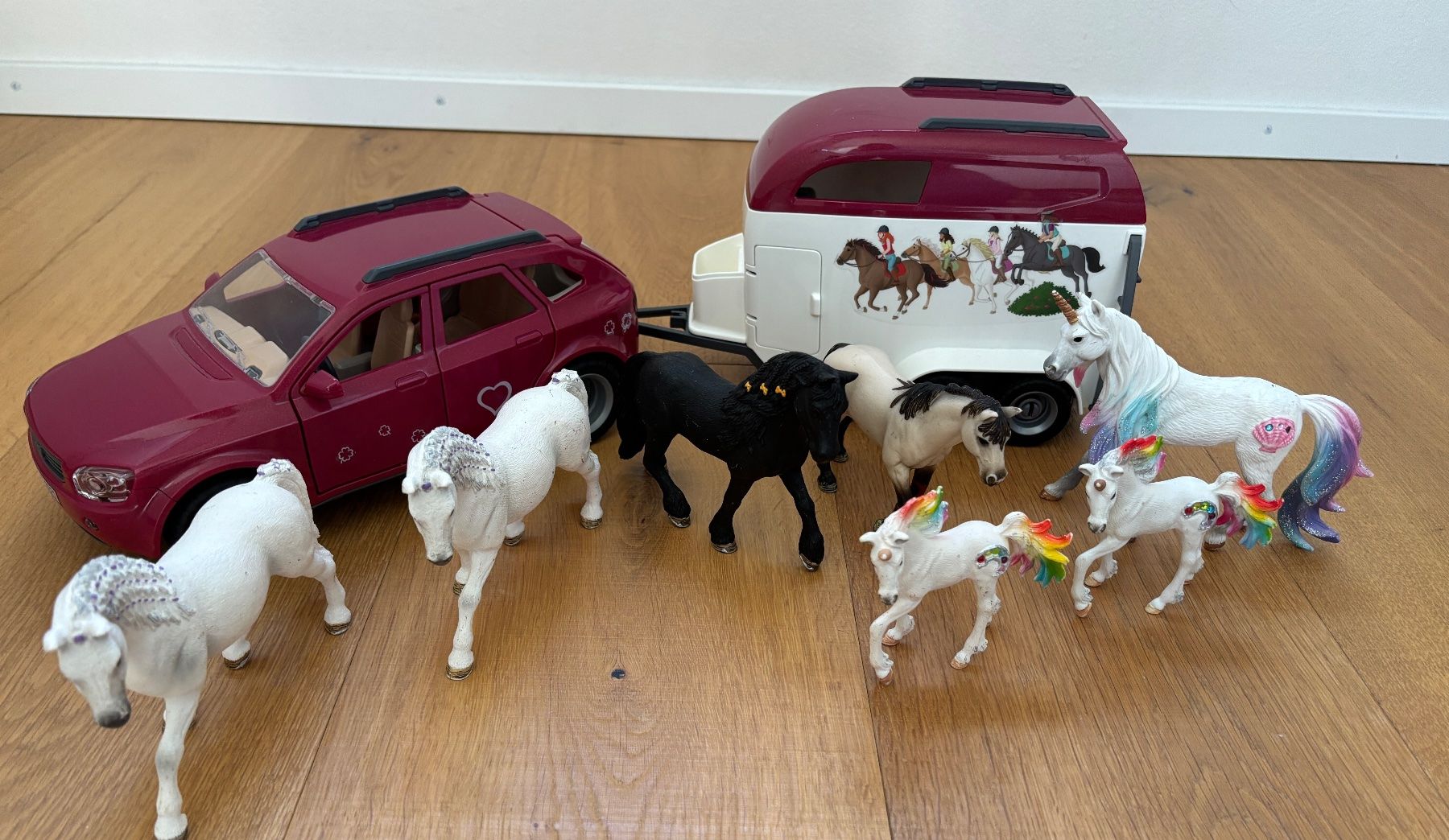 Schleich Giocattoli: Schleich Auto mit Anhänger und Pferde/ Einhörner – Usato da Stetten SH venduto da Nicole_5