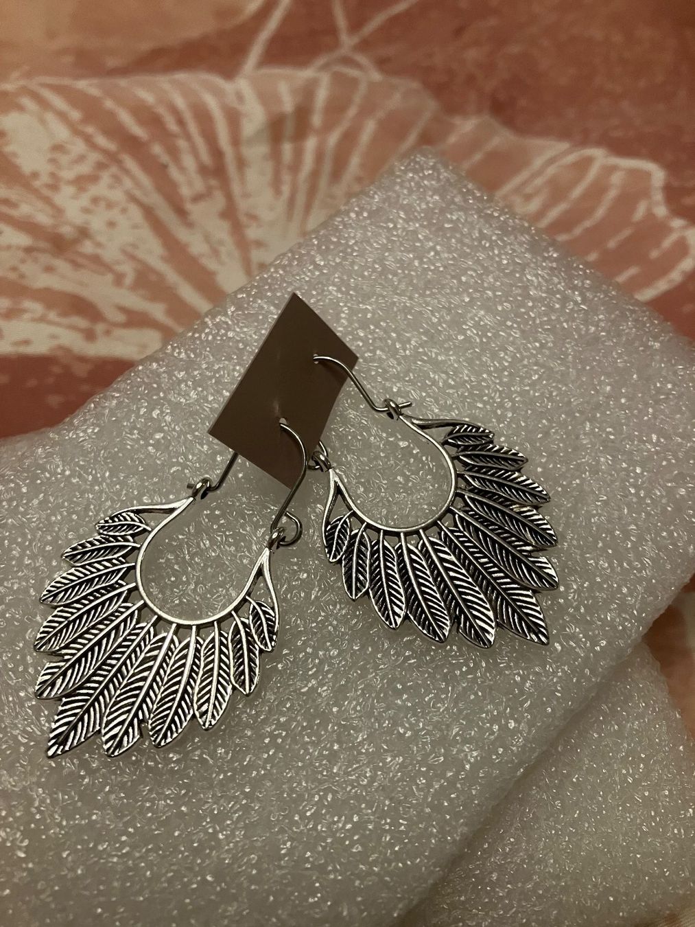 Orecchini pendenti & Orecchini a lobo: Modeschmuck Hübsche silberfarbene Ohrhänger "Federn", neu – Nuovo (secondo la descrizione) da Affoltern am Albis venduto da Dlotti