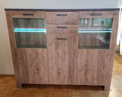 Büffet mit Beleuchtung. Holzoptik, 3 Türen, 2 Schubladen