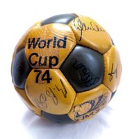 WM Ball 1974 Autogramme handsigniert der ganzen Mannschaft