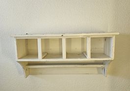 Wandregal Holz weiss mit Stange 4 Fächer Landhausstil