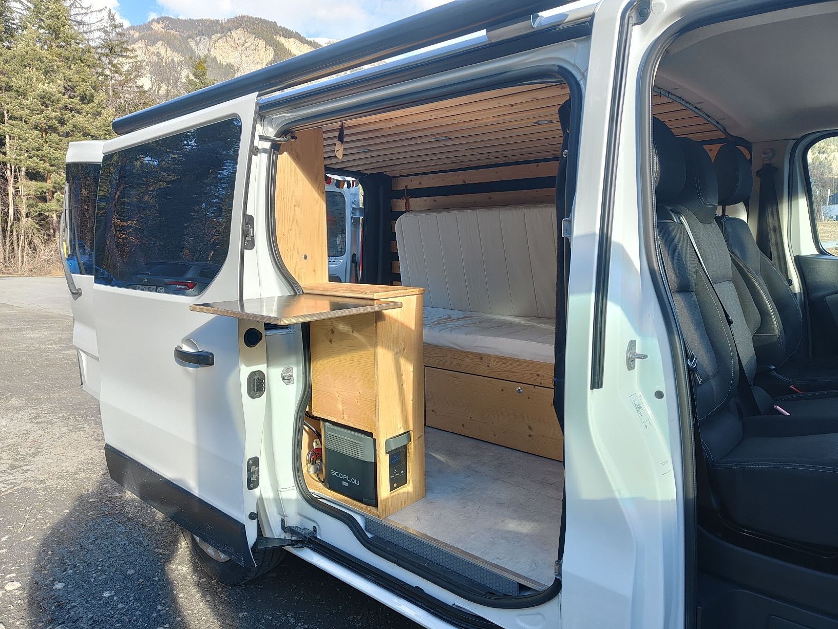 Renault Camping Fahrzeuge: Renault Trafic Camper Van (MFK April 26) – Gebraucht aus Speicher von lucenera 6