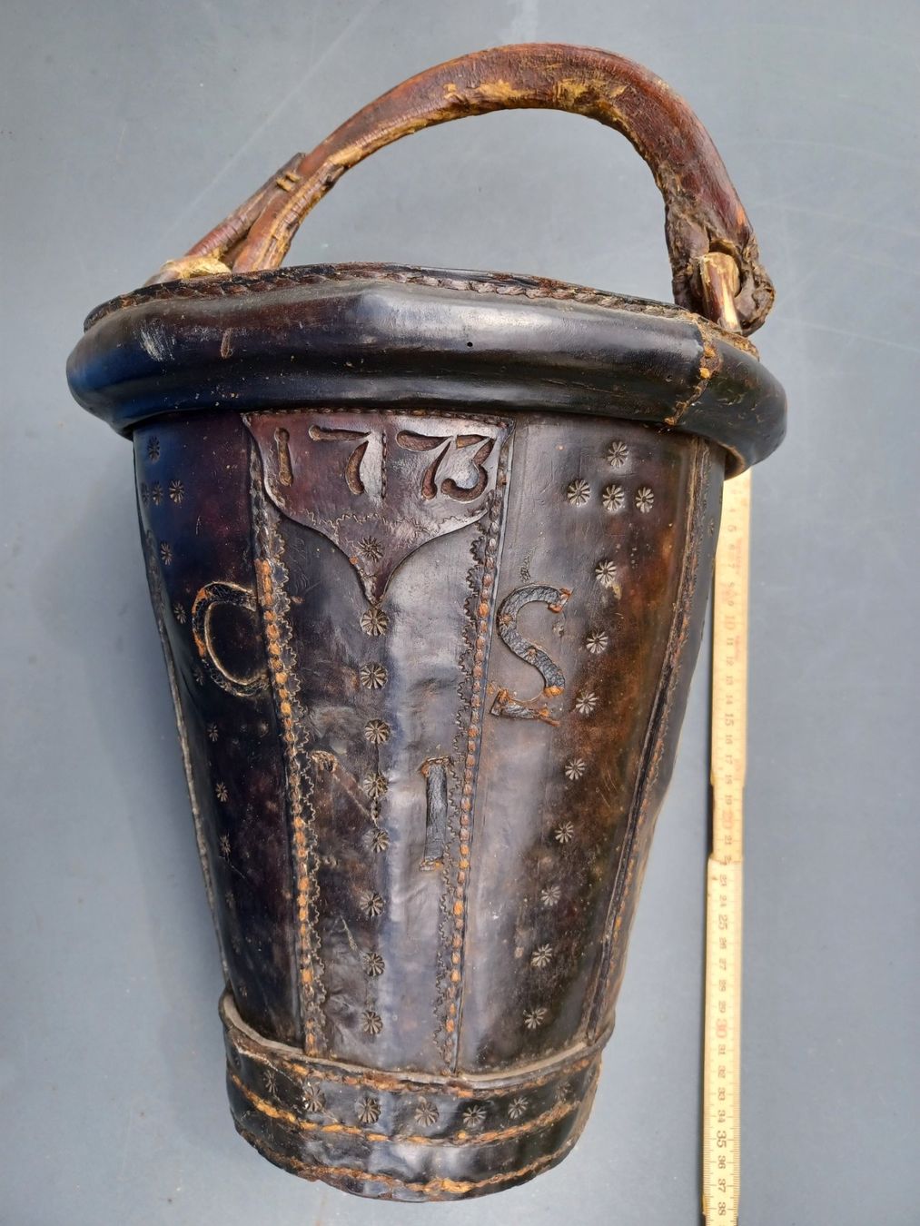 Feuerlöscher: 1 antiker Löscheimer, "Feuerwehr", Leder, "1773" – Gebraucht aus Horw von Mikesch108