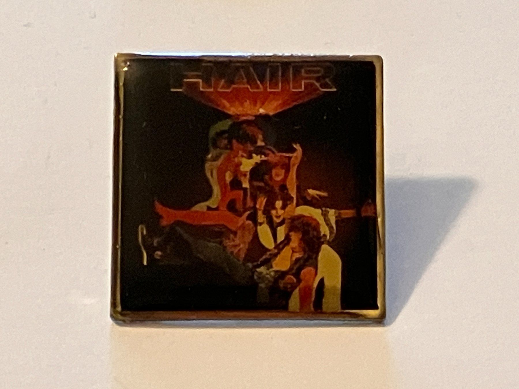 Placchette & Badge: 1 Pin Hair Musical – Usato da Basel venduto da djwwpp