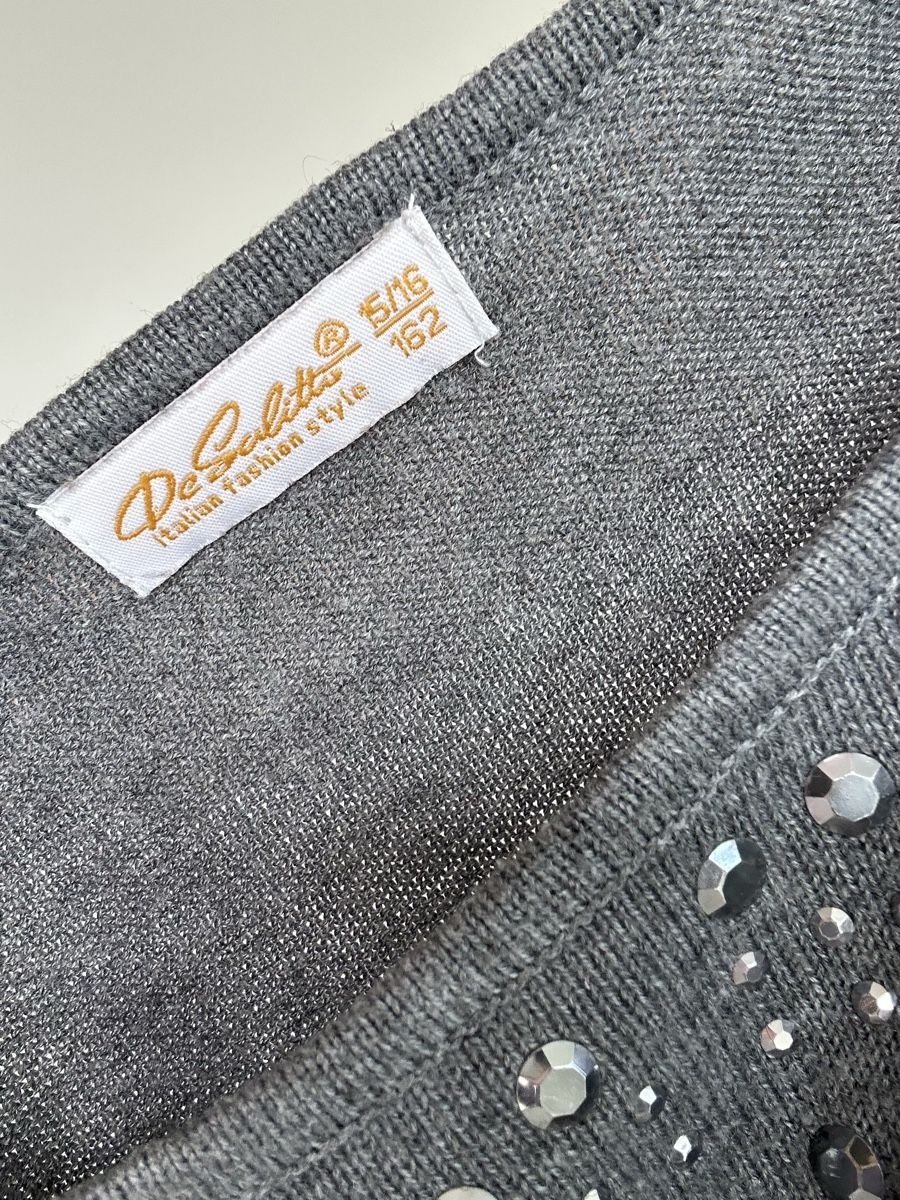 Maglioni & Felpe: Pullover De Salitto grau mit Steinen – Usato da Uzwil venduto da Zhenia17 3