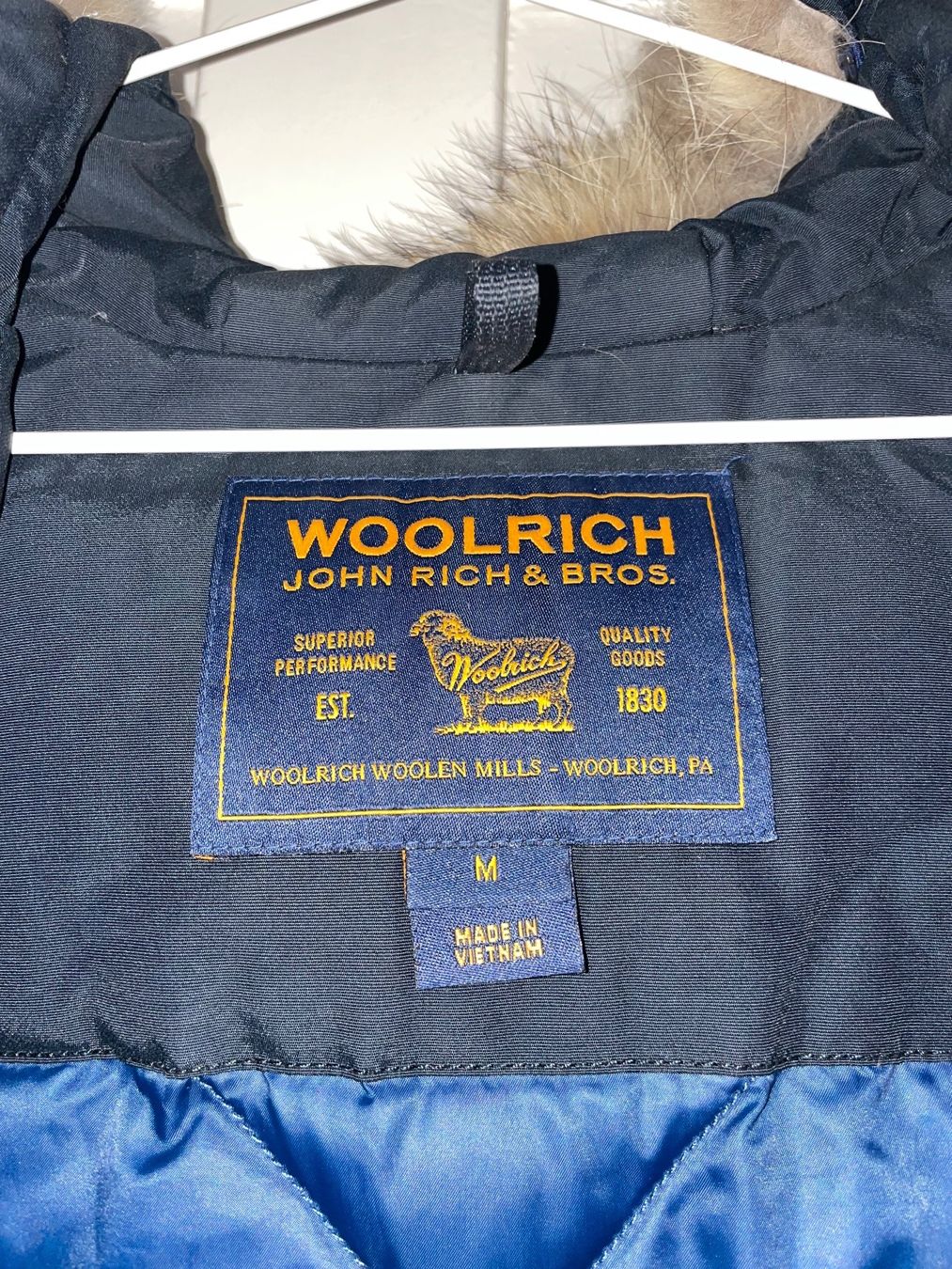 Woolrich Giacche: Schöne dunkelblaue Winterjacke von Woolrich – Usato da Zürich venduto da Camiro6 2