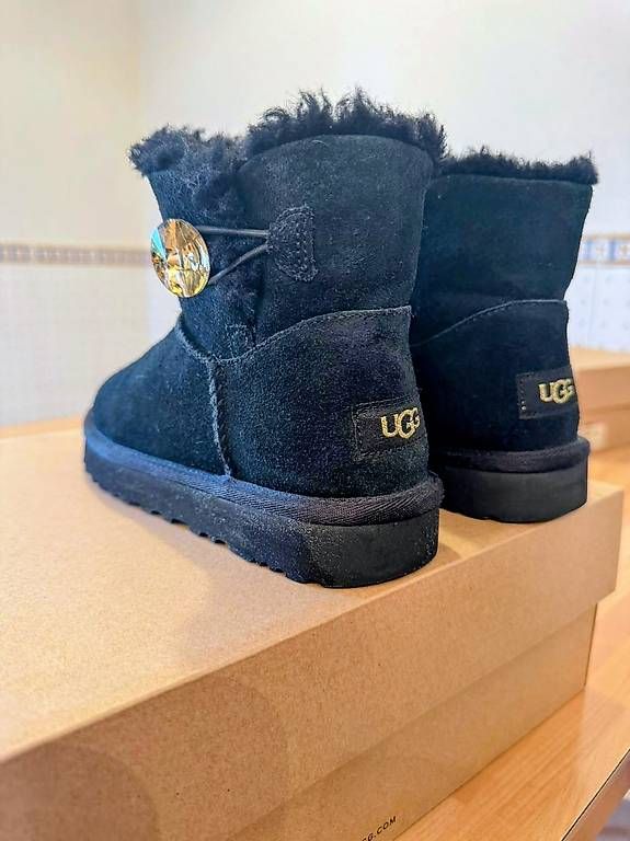 Scarpe da donna: UGG mini neri – Usato da Ligornetto venduto da hav_9tdh 1