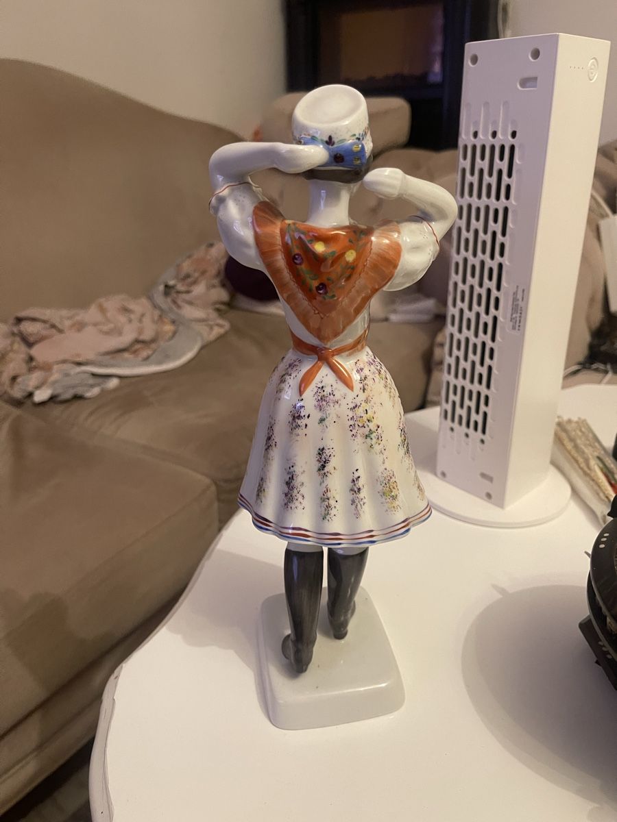Alle Dekorationen: Figur Dame Ungarn  – Gebraucht aus Oberwil BL von dyl_htk9 1