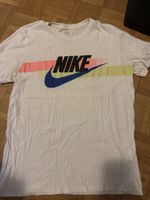 T-shirt Nike bianca, logo colorato. Taglia L Estate!