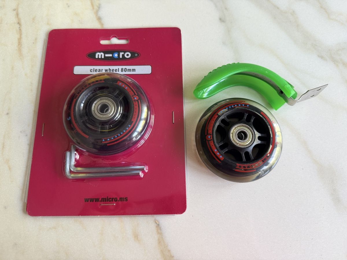 Micro Kickboard: Micro Scooter 2 Räder 80mm mit Bremse, alles neu – Nuovo (secondo la descrizione) da Lommis venduto da Smartini