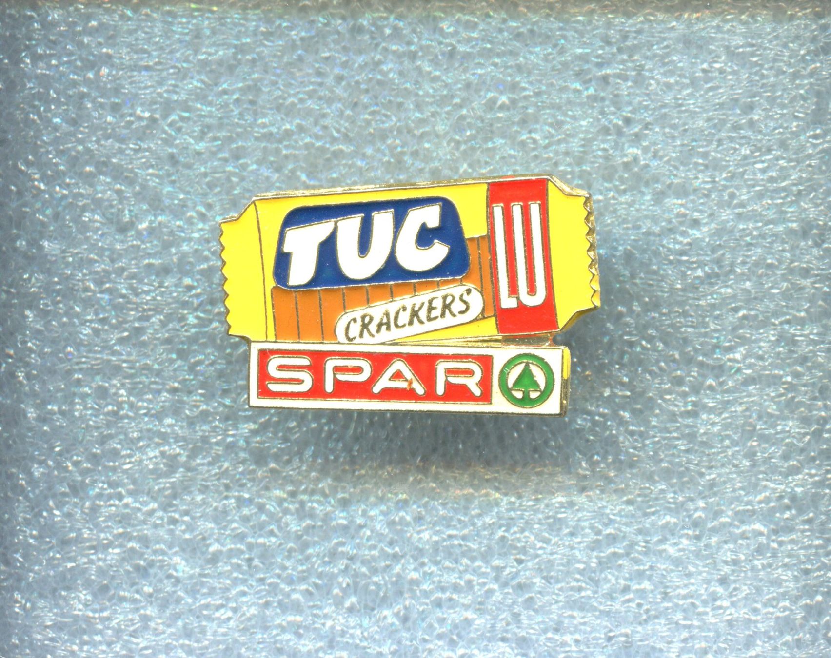 Plaketten & Abzeichen: SPAR  TUC CRACKERS – Gebraucht aus Winterthur von Sammleroase