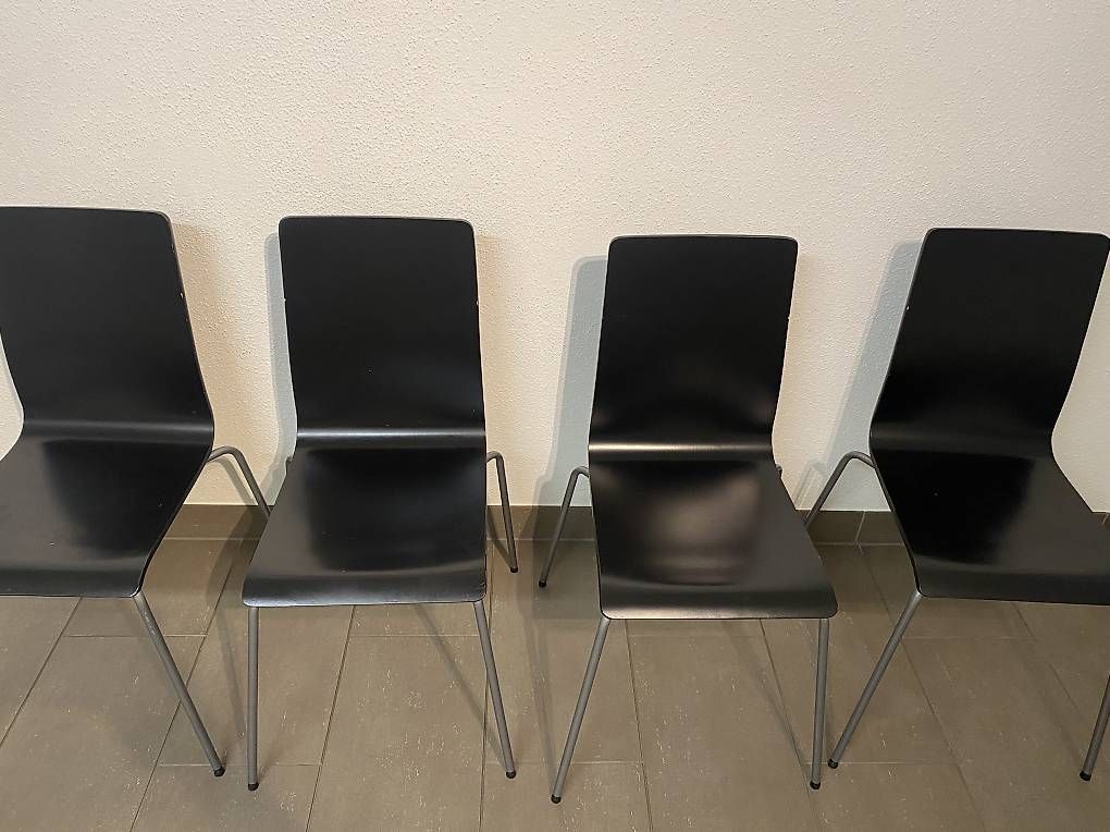 Chaises: Schwarze Stühle – D'occasion à Zuchwil par tgy_2qrg