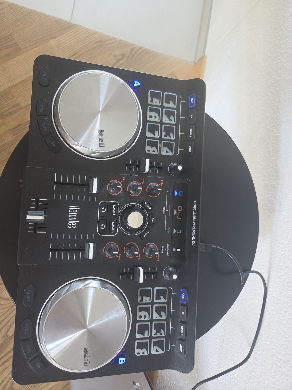 Hercules Console di mixaggio: Hercules Universal DJ Controller – Top Zustand – Usato da Ebikon venduto da severin.froehlich 1