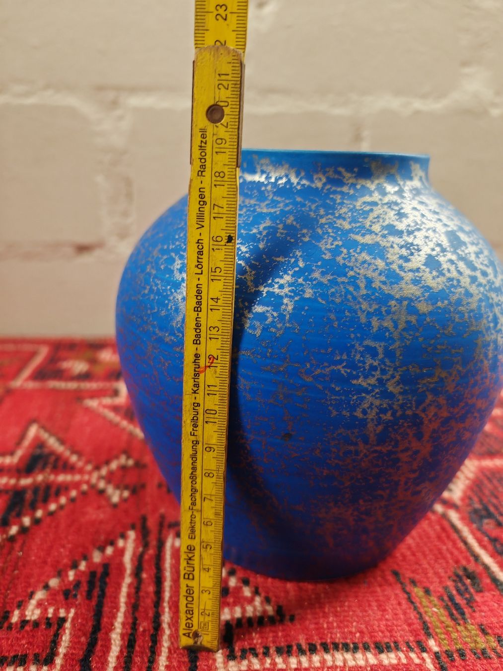 Vasi & Recipienti: Blaue Blumenvase mit Goldmuster, ca 19cm hoch – Nuovo (secondo la descrizione) da Rheinsulz venduto da Dred 4