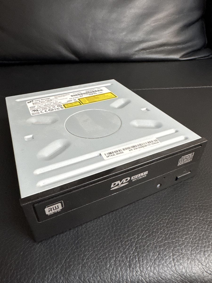 PC: DVD Rewriter H+L Data Storage – Usato da Ehrendingen venduto da Sansav