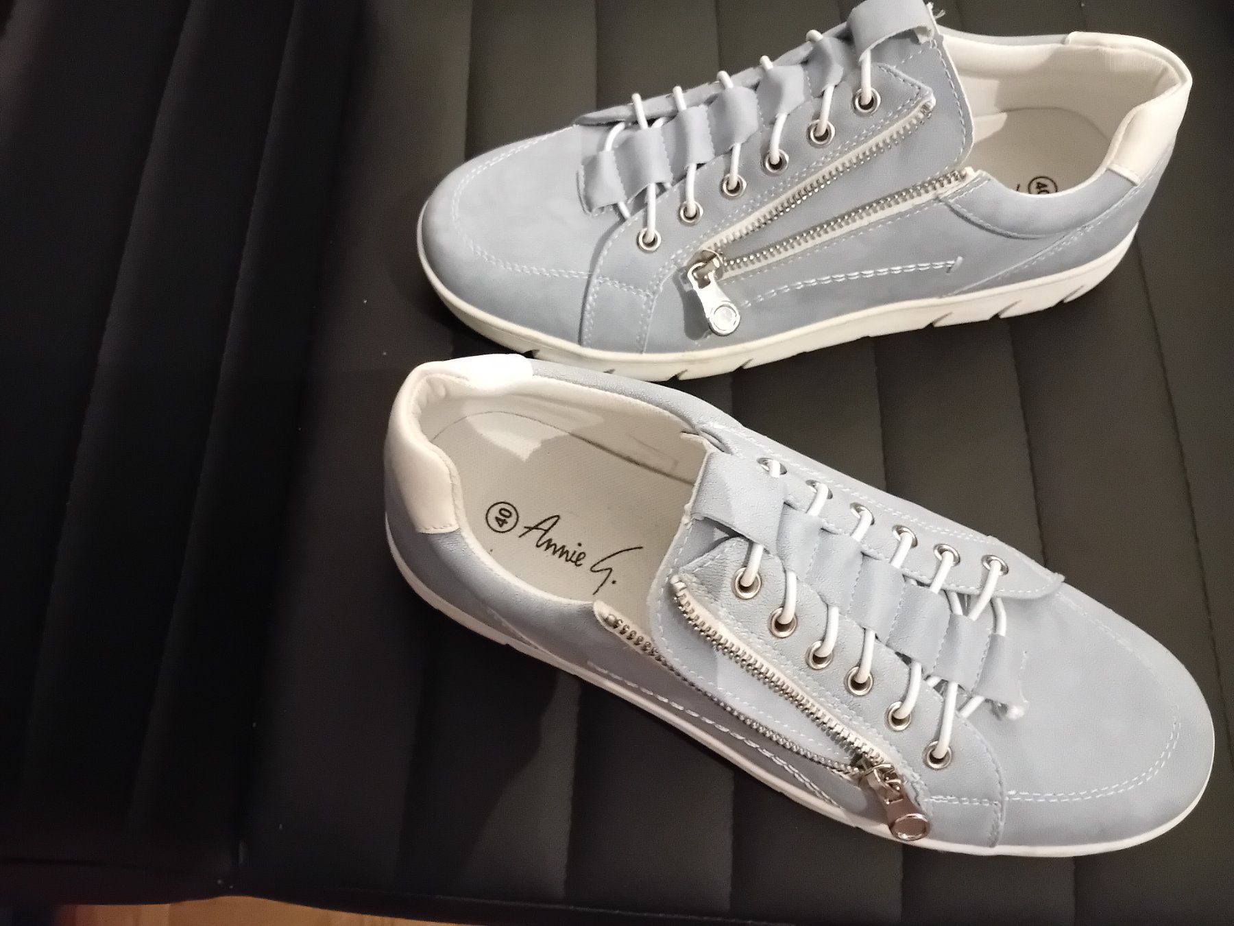 Scarpe da donna: Hellblaue Turnschuhe mit Reissverschluss Gr. 40 – Usato da Allschwil venduto da Beautyskin