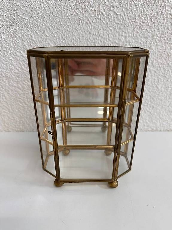 Vitrinen: Vintage Glasvitrine aus Messing und Glas – Gebraucht aus Obernau von Arche_Noah_Brocki