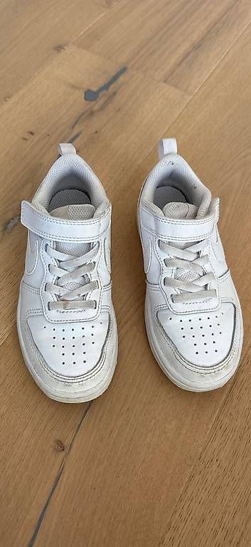 Scarpe per ragazzi: Nike Turnschuhe weiss Gr. 28.5 – Usato da Graltshausen venduto da Regeli1 1