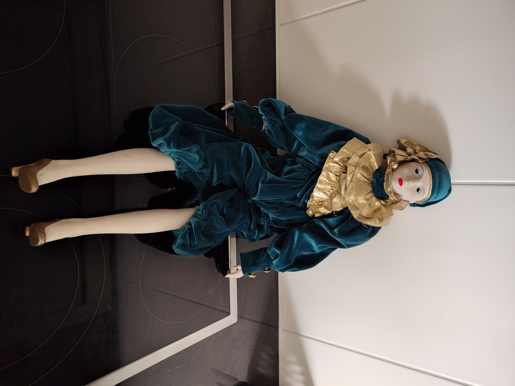 Statuette: Porzellandame mit Kleid – Usato da Münchenstein venduto da dorrbohne 1