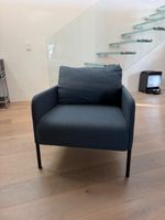 Sessel dunkelblau mit Metallbeinen in gutem Zustand