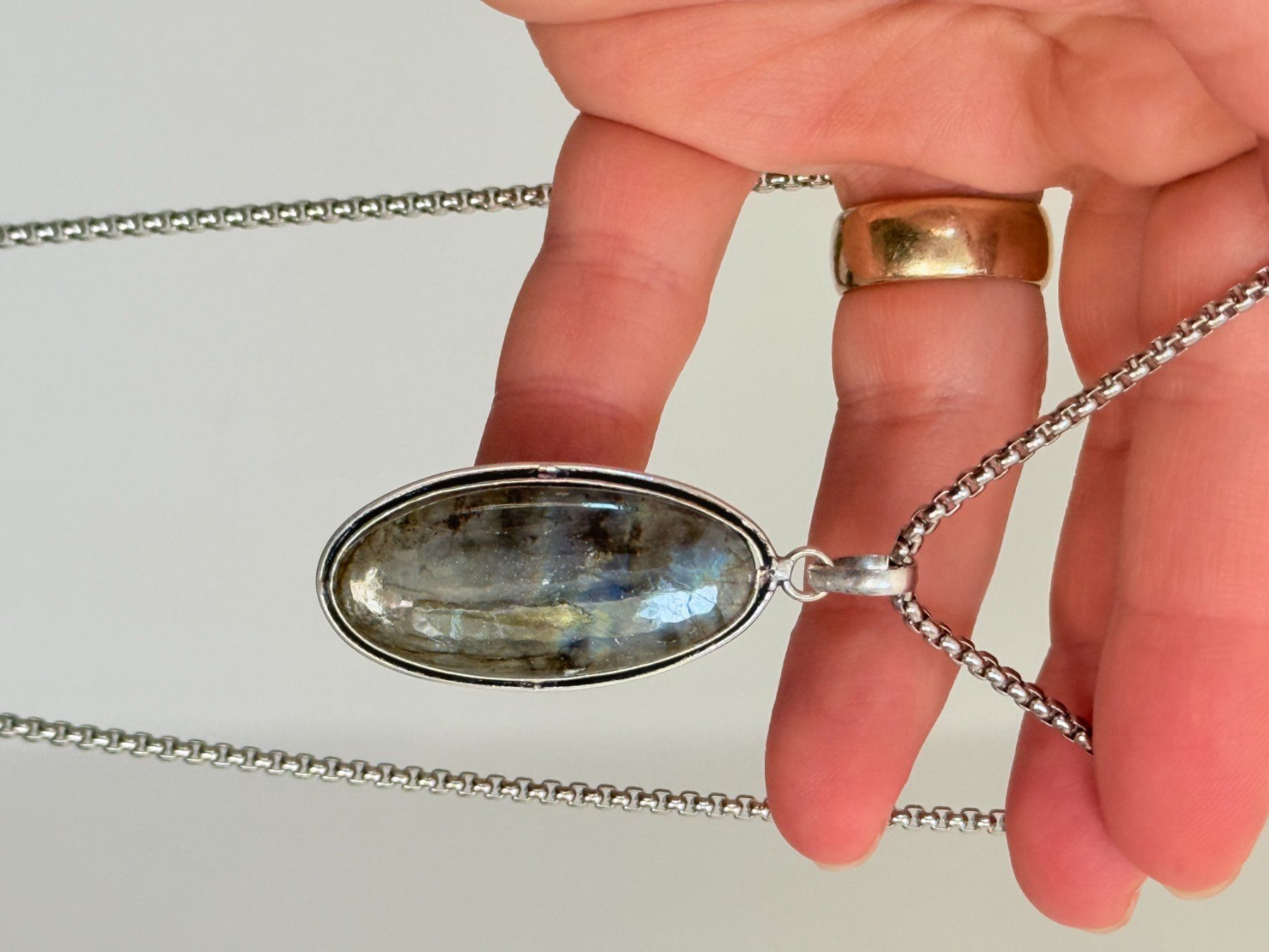 Catenine: Collier pendentif labradorite ovale – Nuovo e nell'imballaggio originale da Genève venduto da AGBERG 1