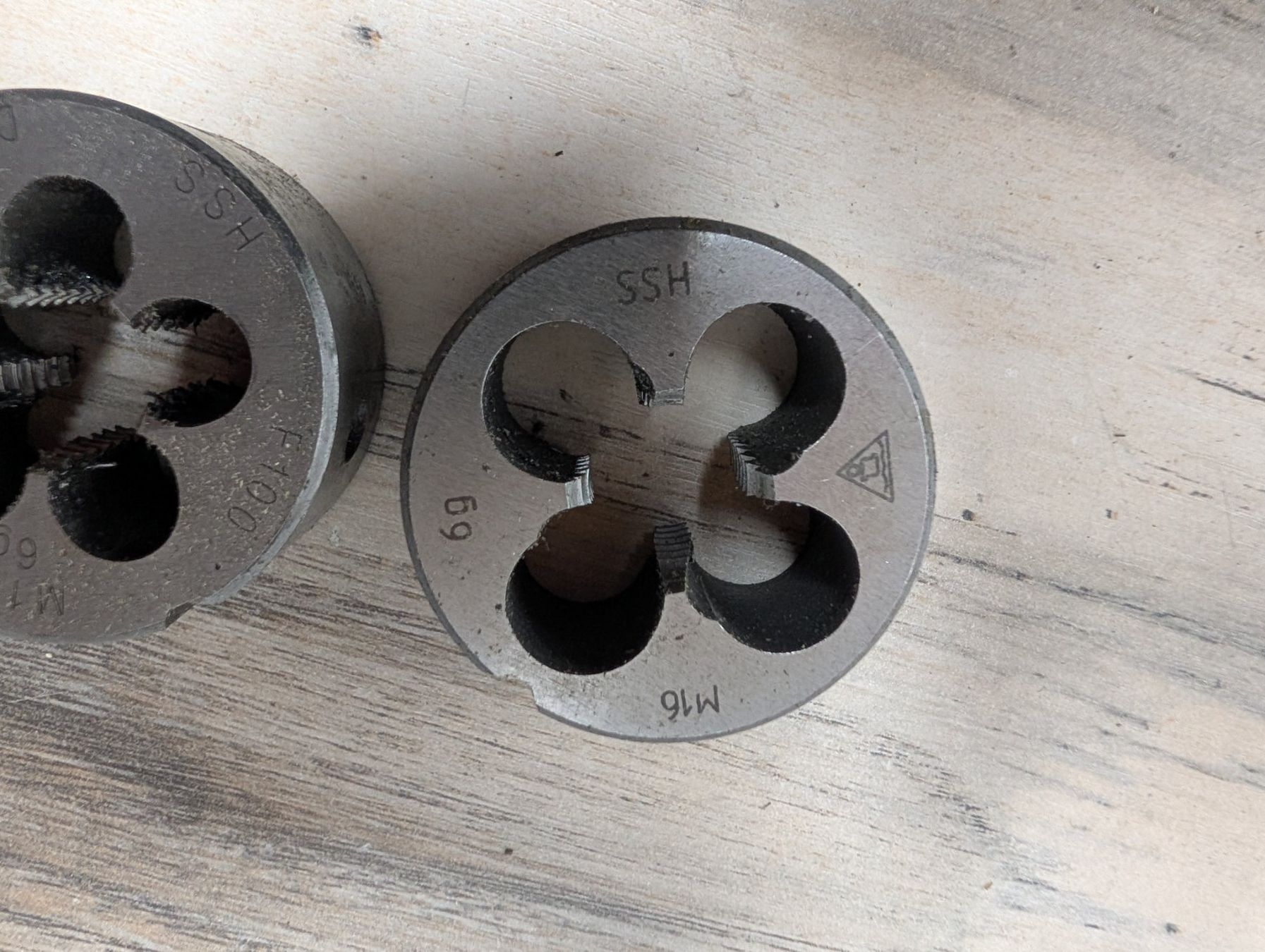 Tous les outils: 3 Gewindeschneideisen, HSS gebraucht – D'occasion à Niederuzwil par marmal 3
