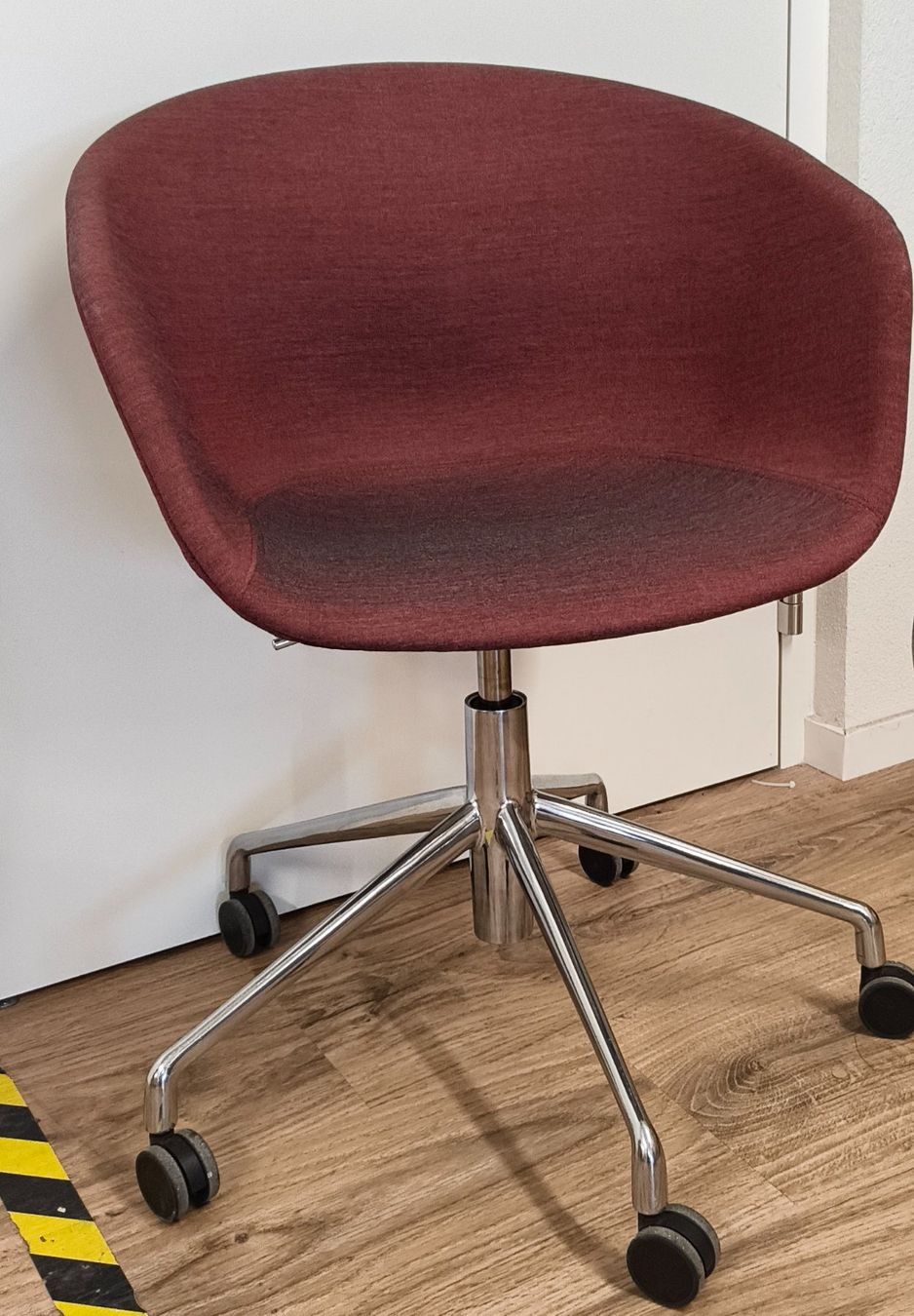 Sedie: Drehstuhl weinrot – Usato da Basel venduto da bk_brockibasel 1