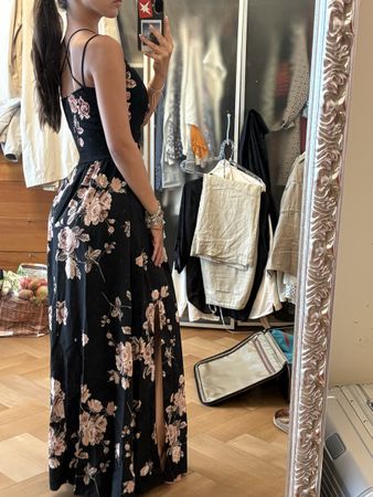 Elegantes Abendkleid mit Schlitz