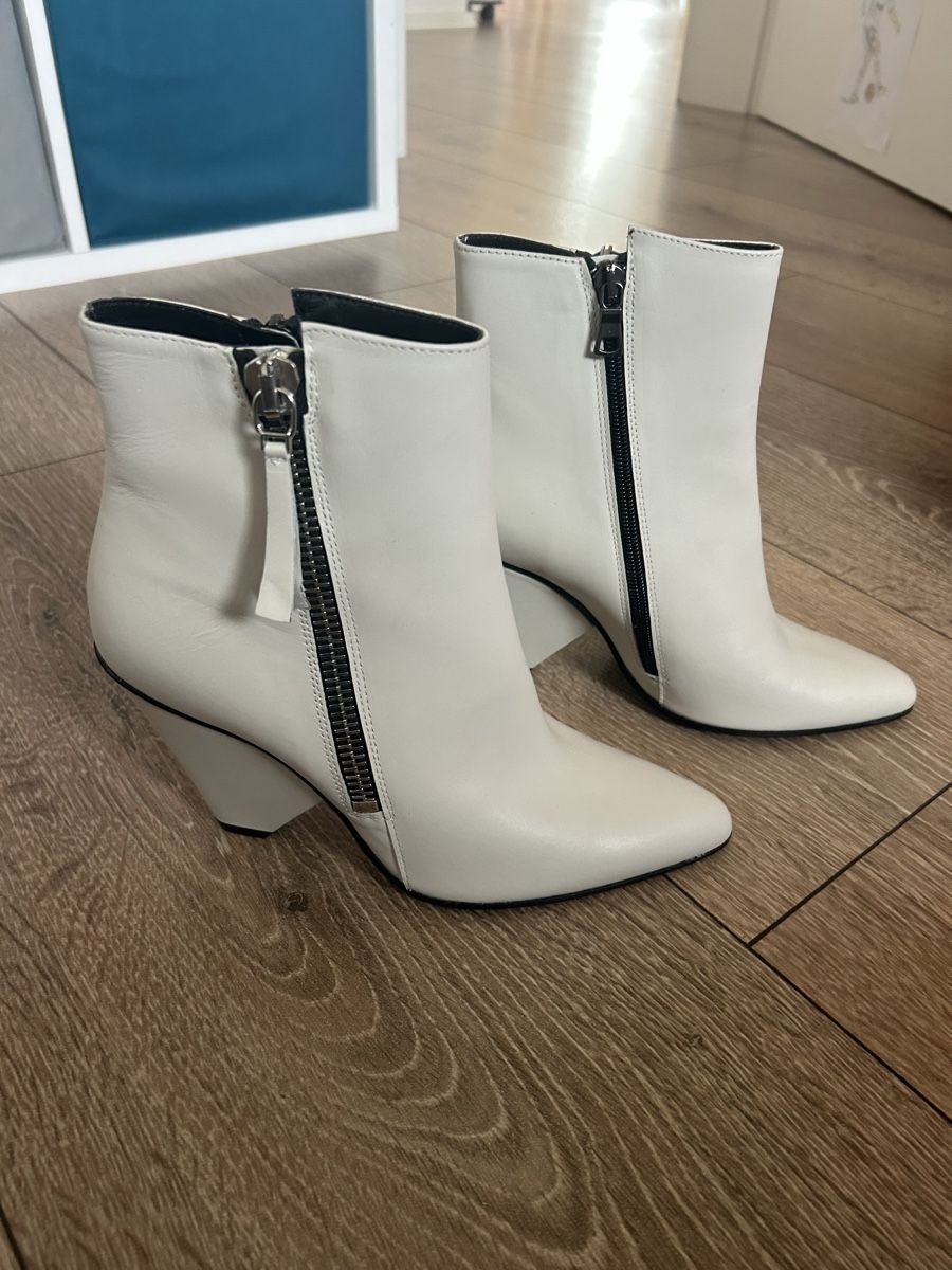 Chaussures femmes: Bottines blanches à talons originaux, pointure 38. – Neuf (Voir description) à Oulens-Echallens par Puppa73