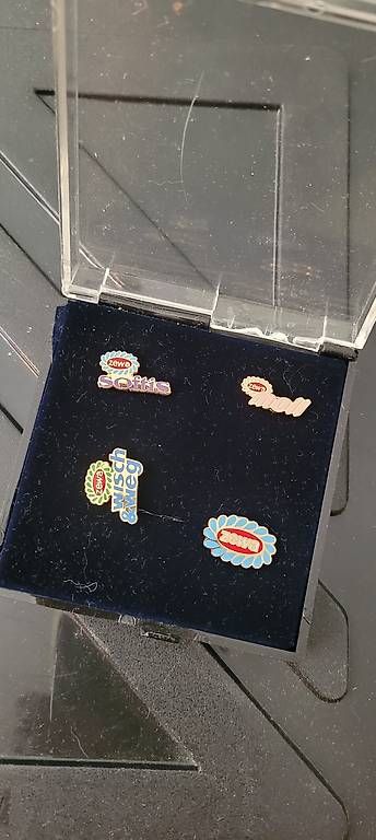 Placchette & Badge: Pins Zewa vintage – Nuovo e nell'imballaggio originale da Vésenaz venduto da emose