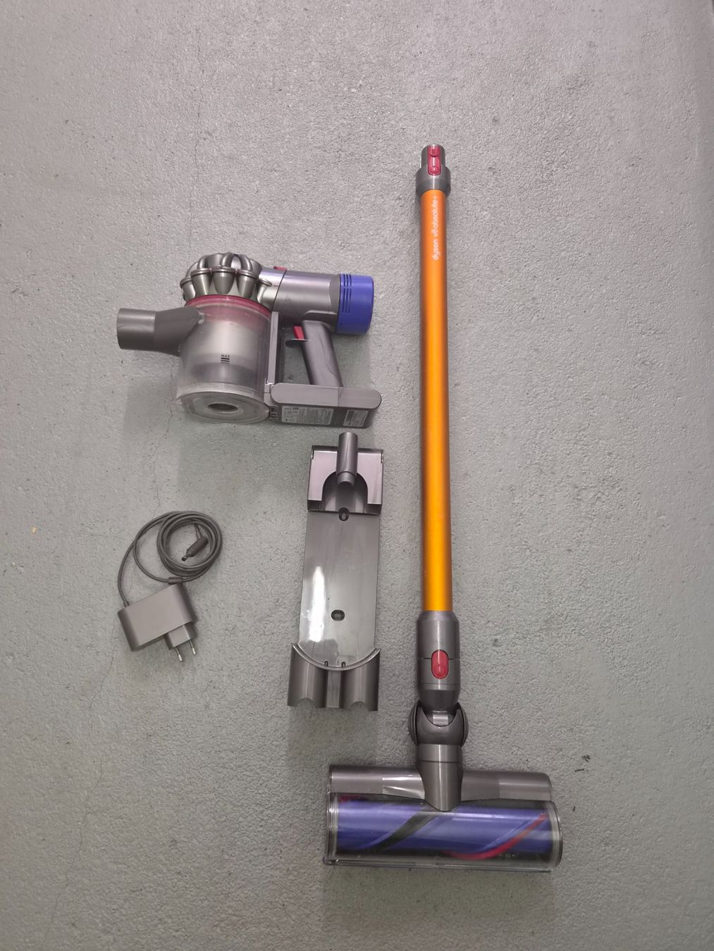 Dyson Aspirateurs & Accessoires: Dyson V8 Akkusauger – D'occasion à Domat Ems par tchnesa