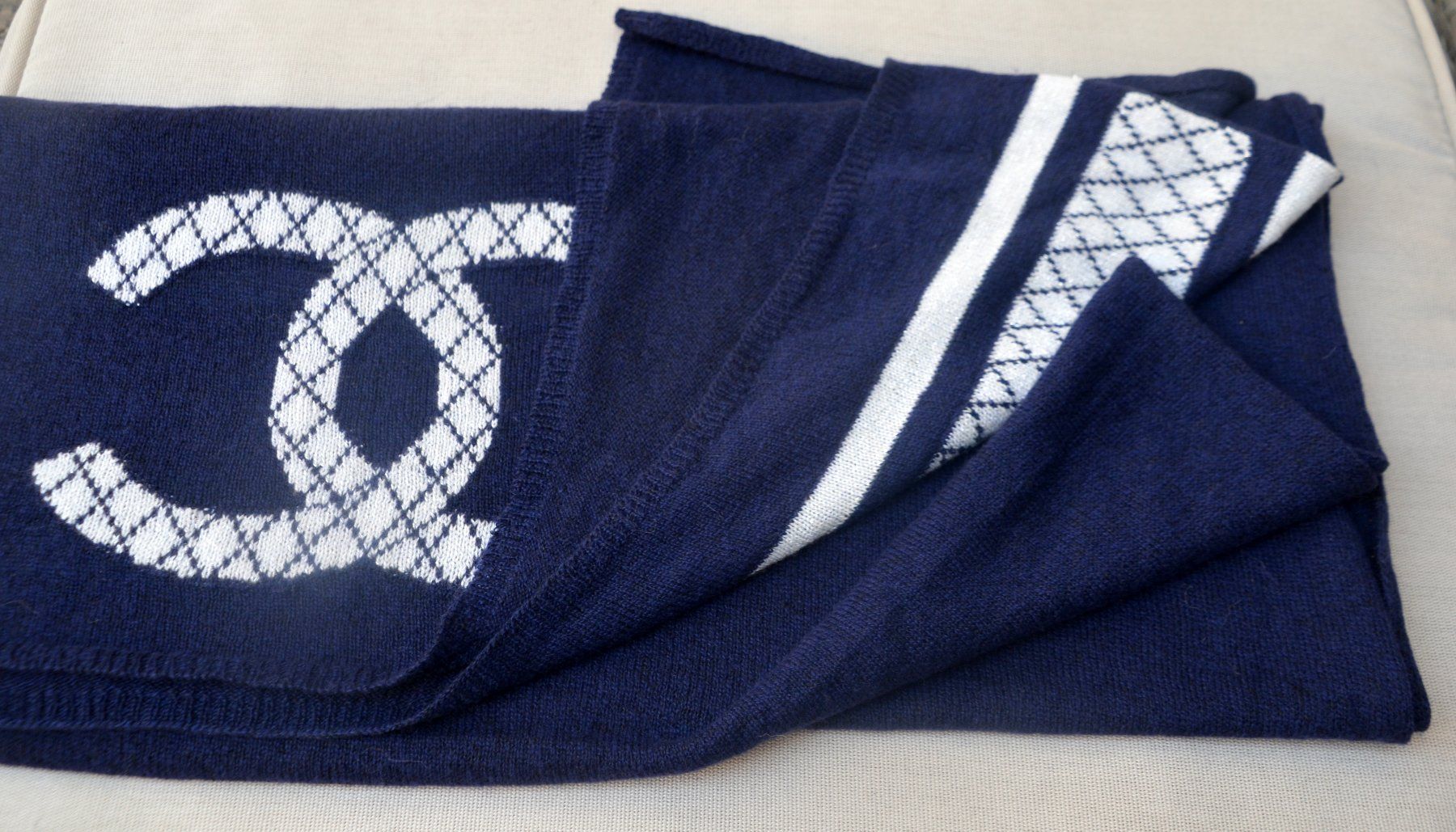Chanel Foulard & Sciarpe: Chanel Schal / châle 74 x 220 cm – Usato da Collonges venduto da Auganien 2