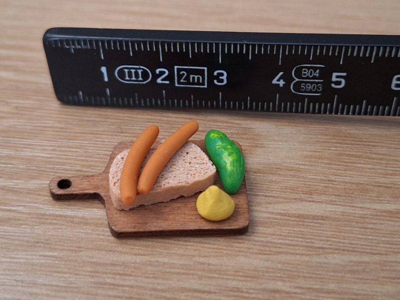 Case e mobili per bambole: Wienerli auf Brot mit Essiggurke – Nuovo (secondo la descrizione) da Zürich venduto da HandmadeTinyFood 2