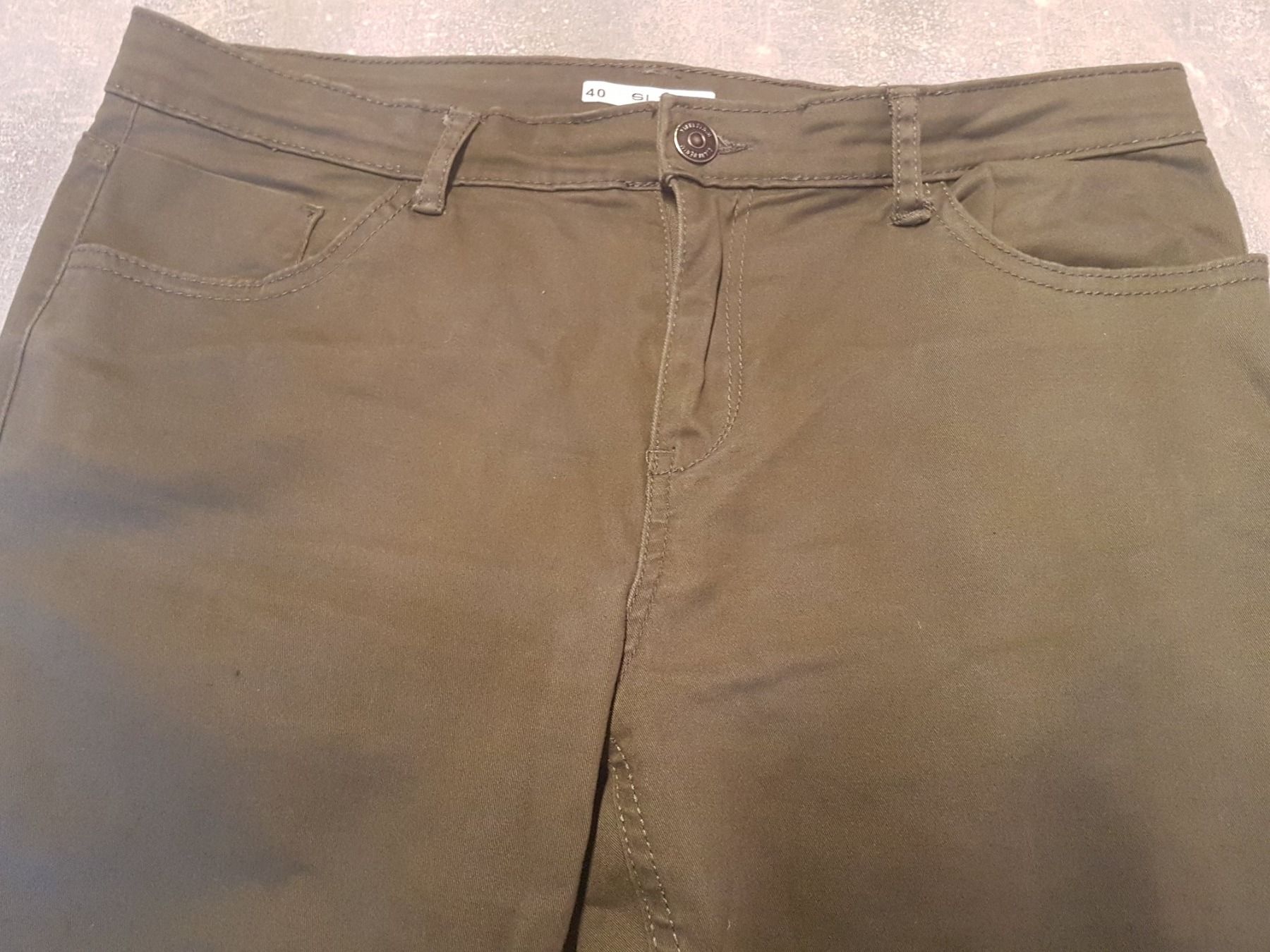 Hosen: Pantalon slim vert olive taille 40 marque Kiabi – Gebraucht aus Villiers von san_jn5w 1