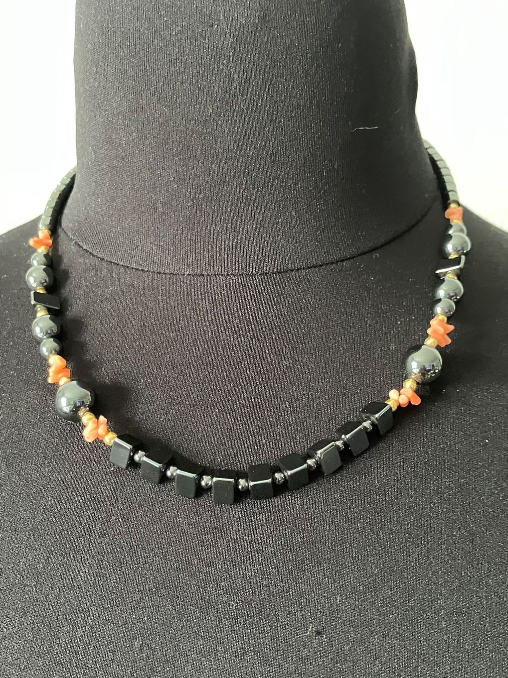 Colliers: Collier Hematites  Et Corail – D'occasion à Peseux par CharmeCommerce 3