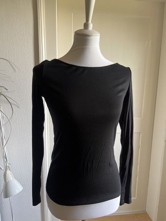 Neu: Tief-schwarzes Oberteil mit Rückenausschnitt, S