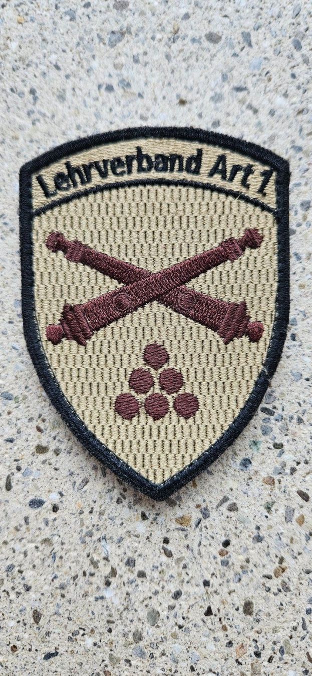 Schweizer Armee Plaketten & Abzeichen: *** Badge Artillerie mit klett *** – Neu (gemäss Beschreibung) aus Riedholz von fr_sIruP