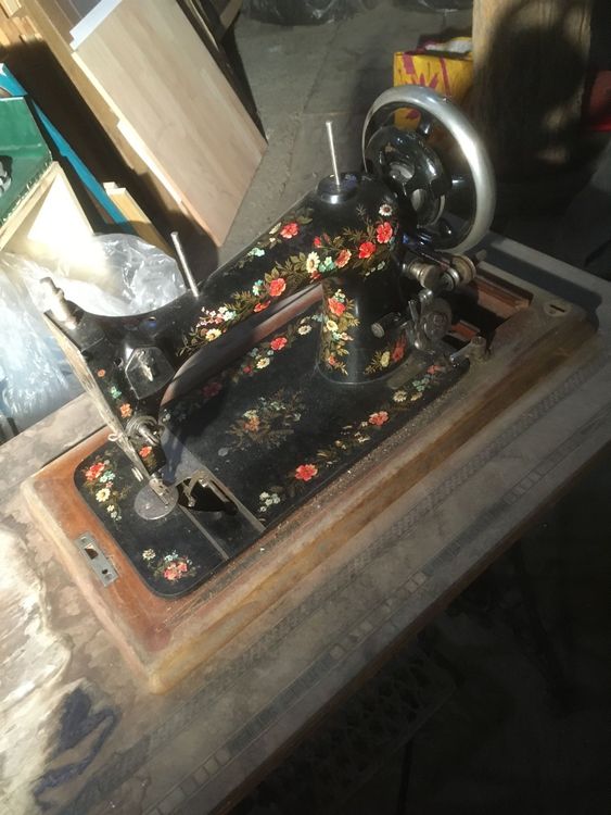 Table d'échecs avec figurines en bronze massif Machine à coudre