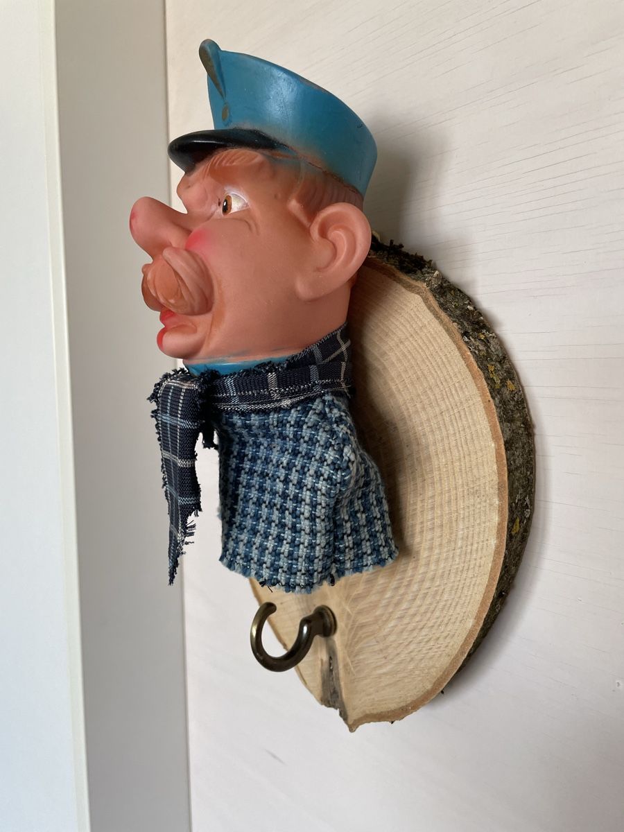 Guardaroba: Garderobe mit Kasperli Figur – Usato da Zürich venduto da Refereefair 1