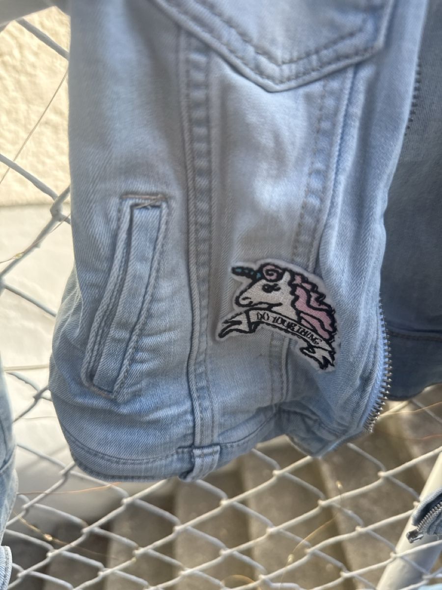 C&A Jacken & Mäntel: Kinder Jeansjacke blau mit Aufnähern  – Neu (gemäss Beschreibung) aus Zürich von Pingu333 2