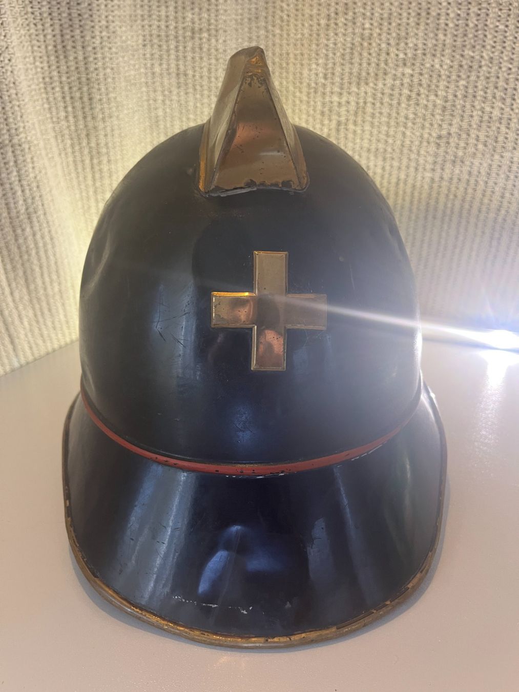 Pompieri: Antiken Schweizer Feuerwehrhelm, vermutlich um 1920 – Usato da Frutigen venduto da Baddad