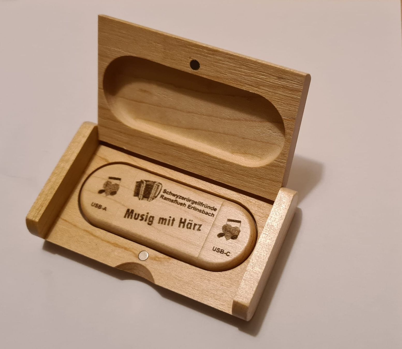 CD: Schwyzerörgeli-Fründe RAMSFLUE Jubiläums-Stick – Nuovo e nell'imballaggio originale da Schönenwerd venduto da edursu