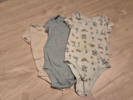 3er Set Baby Bodys Gr. 98-104, kurzarm, dino, gut erhalten