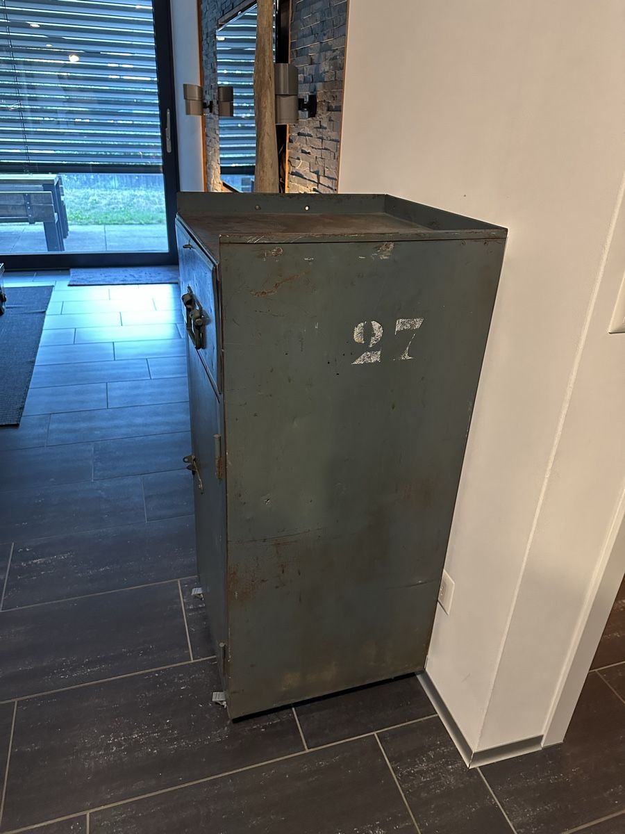 Armoires: Metallschrank grau mit Rollen – D'occasion à Mellingen par TomHeid80 1